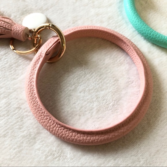 Wristlet Key Ring with Tassel and Gold Accessory - Picture 4 of 8